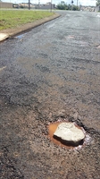 a Secretaria de Obras informou que o cronograma da operação de tapa-buracos continua no município (Foto: Colaboração/Leitor)