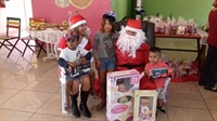 No ano passado, foram mais de seis mil litros de leite e cerca de 100 brinquedos doados (Foto: Arquivo Pessoal)