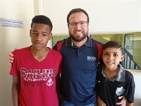 O treinador Murilo Lopes com os garotos destaques do Cavinho Fábio Souza, de 13 anos, e Luiz Henrique, 11 anos (Foto: A Cidade)