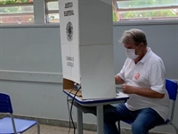 Candidato votou por volta das 10h30 na Escola Estadual Doutor José Manoel Lobo (A Cidade)