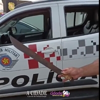 A Polícia Militar de Votuporanga apreendeu o facão utilizado pelo criminoso para tentar matar a própria esposa no bairro Sonho Meu (Foto: Reprodução)