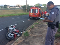 O Corpo de Bombeiros foi acionado para socorrer o rapaz, que sofreu ferimentos pelo corpo, principalmente nos braços e pernas  (Foto: Aline Ruiz/A Cidade)