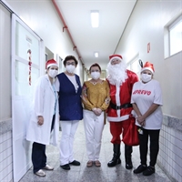 As batidas do sino já anunciavam as boas novas: a visita do Papai Noel na Santa Casa de Votuporanga (Foto: Santa Casa de Votuporanga)