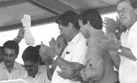 Uma foto histórica: a inauguração da ponte rodoferroviária, na divisa de São Paulo com Mato Grosso do Sul. Em primeiro plano aparecem o então governador Quércia, Édinho Araújo e o saudoso deputado federal Roberto do Valle Rolemberg. Eles foram decisivos na conquista da obra. (Foto: Arquivo pessoal)