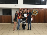 Letícia Beraldo (vice-presidente), Maria Eduarda Bevilacqua (presidente), a campeã Manuela Rodrigues e Felipe Pereira  (Foto: Divulgação) 