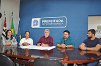 O prefeito Jorge Seba e o superintendente da Saev, Antonio Alberto Casali, anunciaram ontem as novas medidas (Foto: A Cidade)