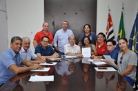 Membros da ACV e do Sincomerciários estiveram com o prefeito João Dado ontem (Foto: Prefeitura de Votuporanga)