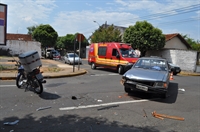 A colisão envolveu um carro e uma motocicleta, no cruzamento das ruas General Osório e Tibagi (Foto: Gabriele Reginaldo/A Cidade)