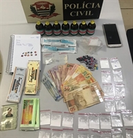 Drogas, dinheiro, celular e caderno de anotações foram apreendidas — Foto: Divulgação/Polícia Civil