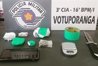 Durante a busca veicular, os policiais encontraram duas porções de maconha, além de R$ 57 em notas diversas e um celular (foto: Divulgação)