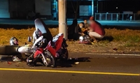 Com a batida o jovem quebrou os dois braços e acabou batendo a cabeça contra o solo (Foto: Votuporanga Tudo)