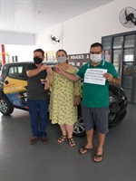 Ganhadores já aproveitaram e retiraram ontem mesmo os prêmios sorteados pela promoção da Apae de Votuporanga (Foto: Divulgação)