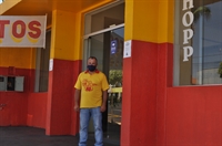 Com a energia cortada, impossibilita que seu Rodrigo realize suas vendas e que gere lucro para poder quitar suas dívidas (Foto: A Cidade)