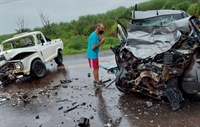 O motorista da caminhonete também sofreu ferimentos e precisou ser socorrido (Foto: Reprodução)