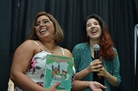 A professora e escritora Elaine Cristina Ferreira de Oliveira durante lançamento de seu livro (Foto: Divulgação)