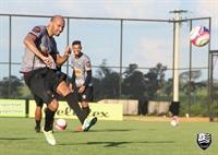 Centroavante Felipe em treino da Votuporanguense; time joga hoje contra o Barretos (Foto: Rafael Nascimento/CAV)