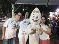 Equipe do Hospital esteve na Praça do Lanchopão para orientar população quanto ao aleitamento materno, parto humanizado e assistência da doula (Foto: Divulgação/Santa Casa) 