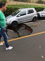 Carro cai em buraco após asfalto ceder em rua de Rio Preto — Foto: Arquivo Pessoal