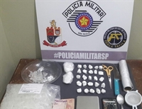 O rapaz, de 25 anos, guardava várias porções de cocaína em casa (Foto: Divulgação PM)