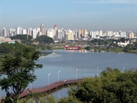 A vítima contou aos policiais que o homem chegou na casa dela com três facas e um galão de gasolina (Foto: Reprodução)