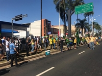 Manifestantes se reúnem na Avenida Alberto Andaló em Rio Preto — Foto: Soraya Lauand/TV TEM