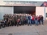 Caravana foi composta por estudantes e voluntários do Bombeiros e Tiro de Guerra (Foto: Futura)