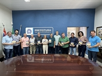 O prefeito Jorge Seba recebeu em seu gabinete alguns membros do Centro Espírita Emmanuel para o lançamento do livro (Foto: Prefeitura de Votuporanga)