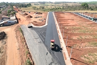 Nesta semana, a empresa responsável pela obra iniciou a aplicação de massa asfáltica no Conjunto Habitacional "Thui Seba" (Foto: Prefeitura de Votuporanga)