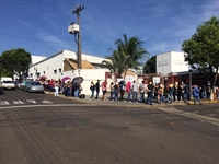 No primeiro dia para entrega de currículos, a fila ficou bastante extensa no Posto de Atendimento ao Trabalhador  (Foto: A Cidade)