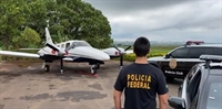 Foram apreendidos com o grupo oito veículos, quatro embarcações, moto aquática e até uma aeronave (Foto: Divulgação/Polícia Federal)