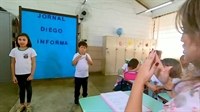 Crianças durante jornal em escola de Santa Adélia — Foto: Reprodução/TV TEM