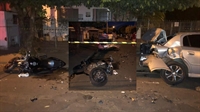 Motociclista bateu em um carro que estava estacionado na rua Leonardo Commar; ele foi socorrido em estado grave  (Foto: A Cidade)