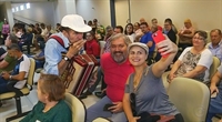 Seu Walter toca para pacientes na recepção de hospital em Jales (Foto: Reprodução)