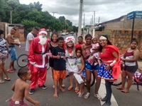  “Papai Noel” percorreu as ruas dos bairros da periferia de Votuporanga distribuindo presentes arrecadados na ação (Foto: Arquivo pessoal )