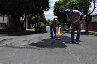 Conforme a Secretaria, neste ano foram atendidas cerca de 1.250 solicitações de tapa-buracos na cidade (Foto: Prefeitura de Votuporanga)
