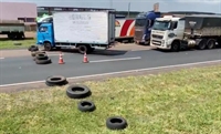 O bloqueio se iniciou nos primeiros momentos da tarde e apenas carros, motos e veículos de pequeno porte conseguem passar (Foto: Divulgação)