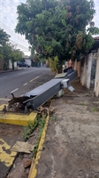 Semáforo é derrubado após veículo atingir aparelho em cruzamento no centro de Votuporanga