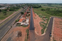 A nova rua passa atrás da antiga Colônia da Fepasa, cujos moradores também são beneficiados com a obra de infraestrutura (Foto: Prefeitura de Votuporanga)