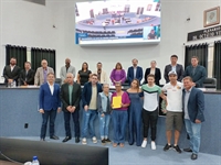  Familiares, amigos e ex-alunos de Deva se emocionaram com a homenagem que eternizou seu nome em uma Areninha Esportiva (Foto: Assessoria)