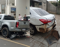 Motociclista fica preso embaixo de carro após acidente no centro de Votuporanga