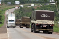 Após ameaças de paralisação feita por caminhoneiros de todo o país, o presidente Jair Bolsonaro anunciou que pretende pagar um auxílio a esses profissionais autônomos para compensar o aumento do diesel (Foto: Divulgação)