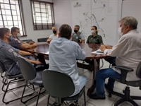 Jorge Seba se reuniu com os comandantes da Polícia Militar, Rodoviária, Ambiental e Corpo de Bombeiros e anunciou o aumento (Foto: Assessoria)