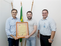 A Moção de Congratulação foi entregue pelo vereador aos representantes da Faculdade FUTURA Tiago Moreno, e Sileno Ortin (Foto: Assessoria)