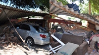 O carro invadiu a casa, destruiu o muro e a varanda e deixou a proprietária ferida (Foto: A Cidade)