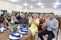 A iniciativa, segundo o prefeito Adilson Leite, visa valorizar os profissionais da educação do município (Foto: A Cidade)