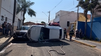 Acidente ocorreu no Centro de Votuporanga e condutora foi socorrida para a Santa Casa (Foto: A Cidade)