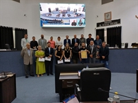 Policiais civis e delegados de Votuporanga foram homenageados durante a sessão ordinária da noite de ontem na Câmara (Foto: Assessoria)