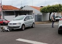 Acidente entre carro e moto deixa ferido na área hospitalar de Votuporanga