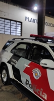 Os procurados foram pegos na noite desta quinta-feira (26), em seguida levados para a Central de Flagrantes; ambos têm quatro anos de pena  (Foto: Divulgação Polícia Militar)