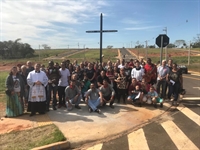 A comunidade católica de Votuporanga fixou, neste fim de semana, o cruzeiro onde será construída a igreja da região do Pacaembu (Foto: Arquivo pessoal)